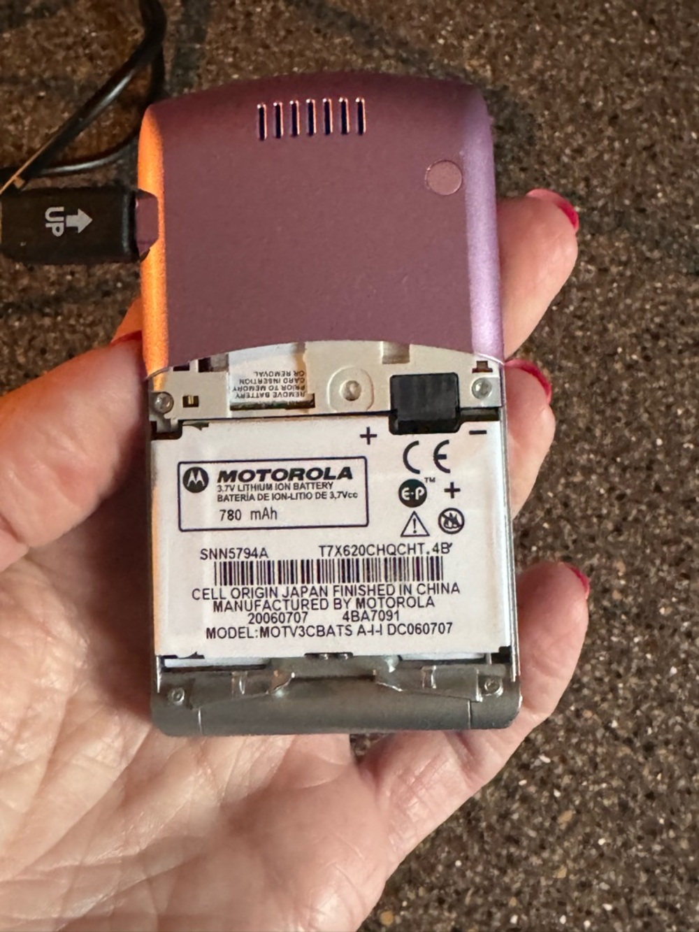 Motorola Razr Flip Phone with Charger!!Pink Verizon Works! Nostalgic Aesthetic - Picture 10 of 10